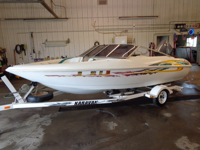 lot 1 image: 2000 Larson Flyer Boat