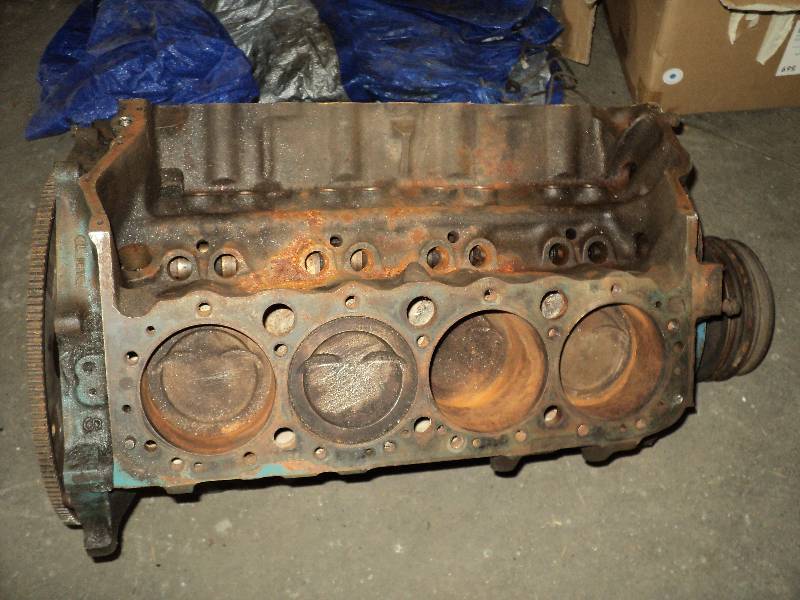 lot 9 image: L 67 Chev GM Block Engine with pist...