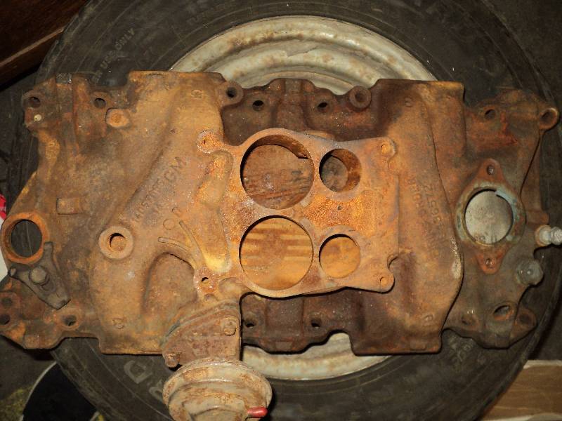 lot 11 image: Chev intake manifold, small block c...