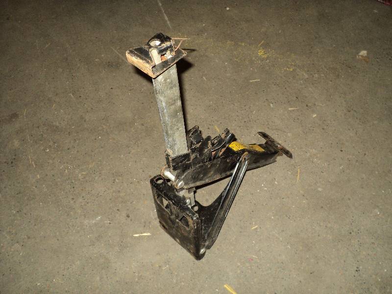 lot 13 image: jack for car...