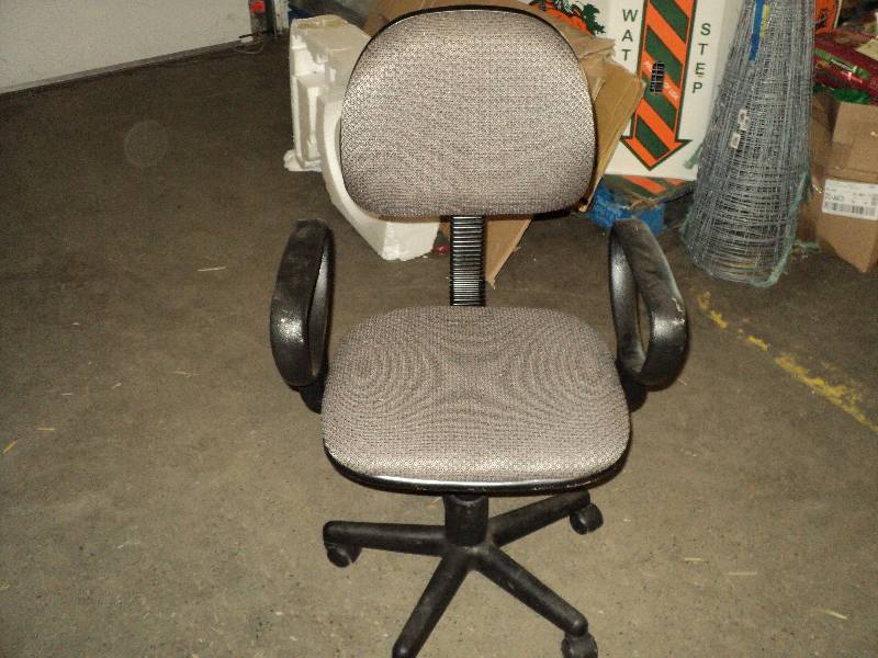 lot 39 image: adjuistable office chair with wheel...