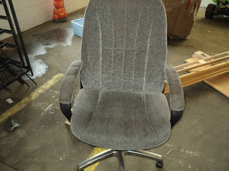 lot 40 image: large adjustable office chair with ...