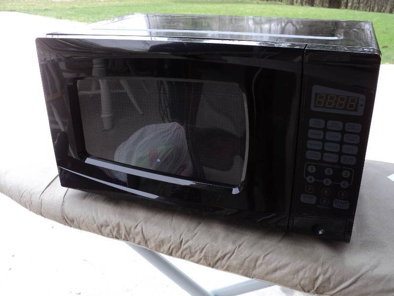 lot 64 image: black microwave...