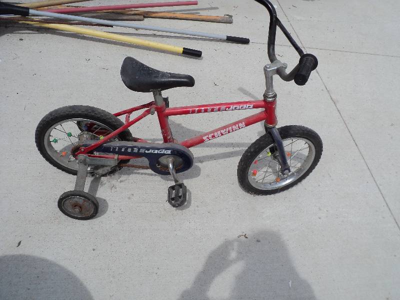 lot 68 image: childrens bike with training wheels...