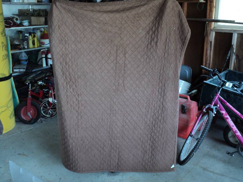 lot 74 image: 2 blankets and 1 queen sized comfor...