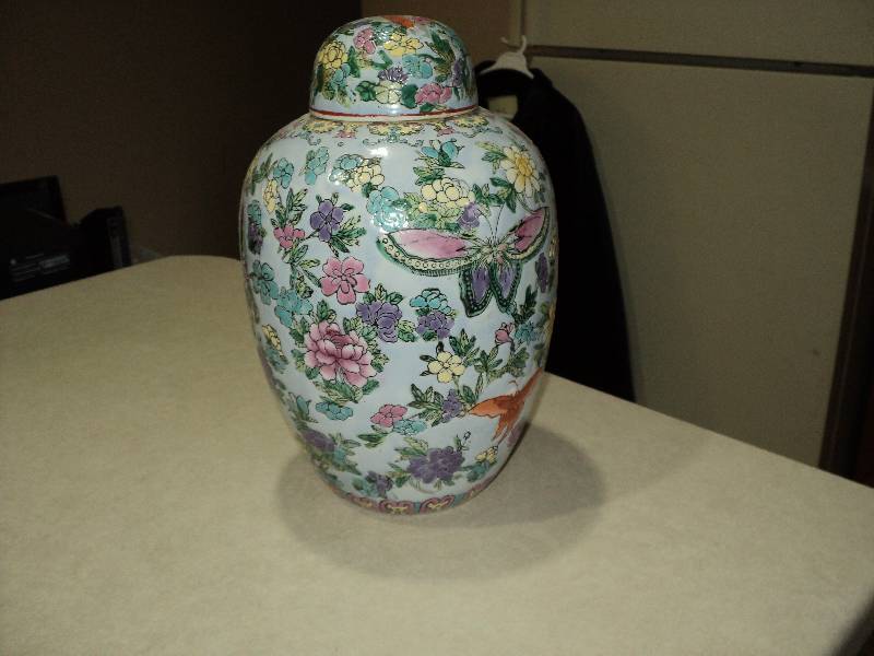 lot 122 image: chinese decorative ceramic vase wit...