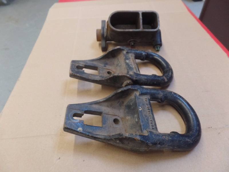 lot 628 image: VINTAGE FORD PARTS