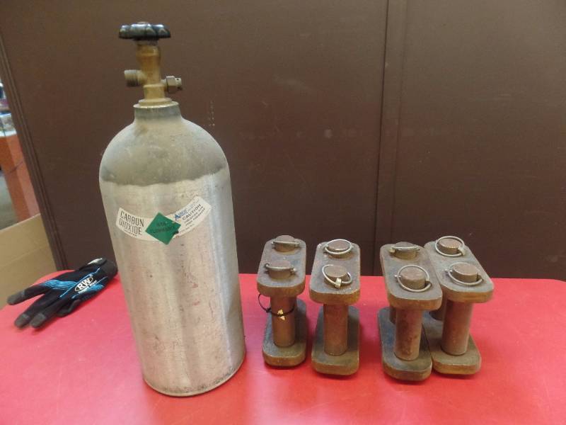 lot 632 image: SHACKLES  AND CO2 TANK