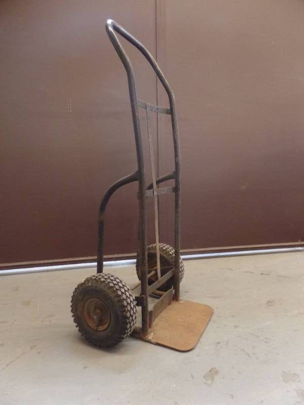 lot 601 image: HAND TRUCK