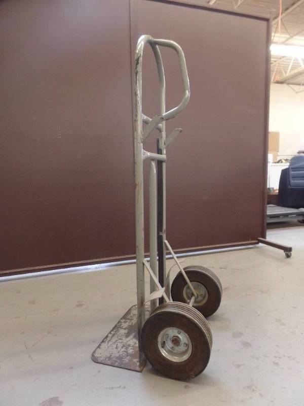 lot 602 image: HAND TRUCK