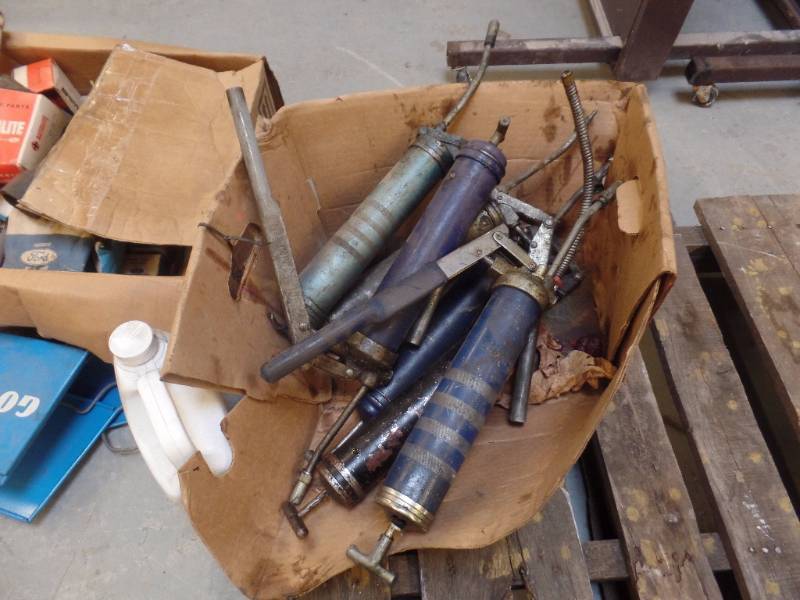lot 611 image: GREASE GUNS