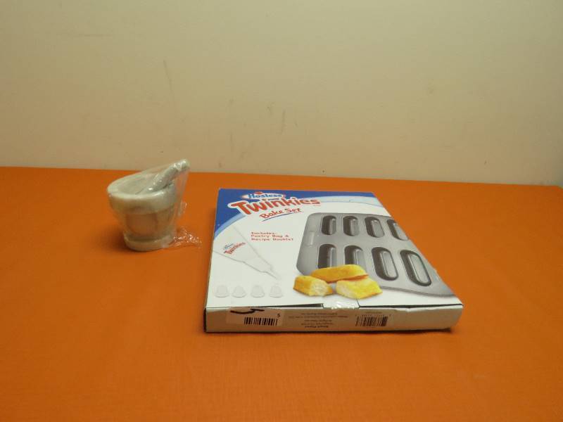 lot 5 image: Twinkies Bake Set