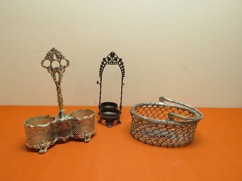 lot 8 image: Vintage Kitchen Decor