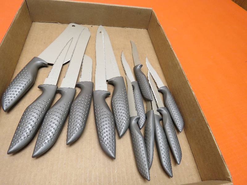 lot 31 image: Knife Set