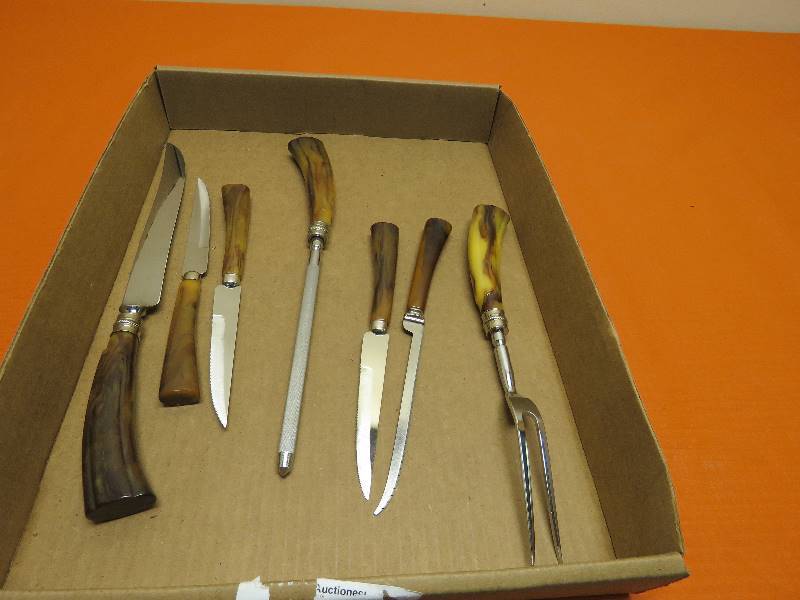 lot 32 image: Vintage Knife Set