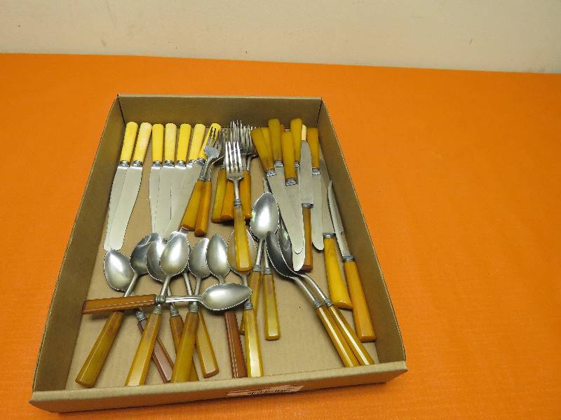 lot 39 image: Vintrage Silverware Set