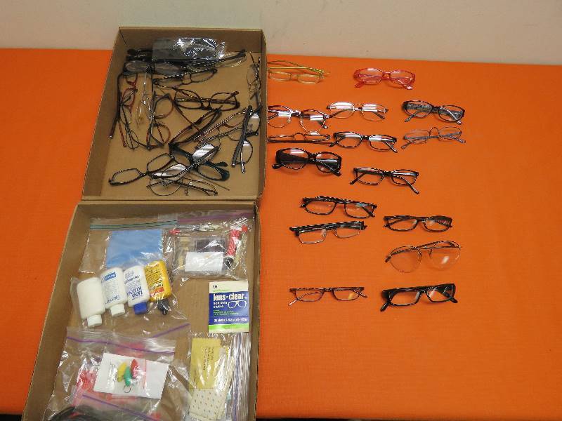lot 48 image: Eyeglasses