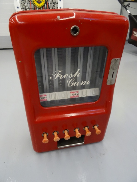 lot 9 image: 1950s Chiclet dispenser. Original ...