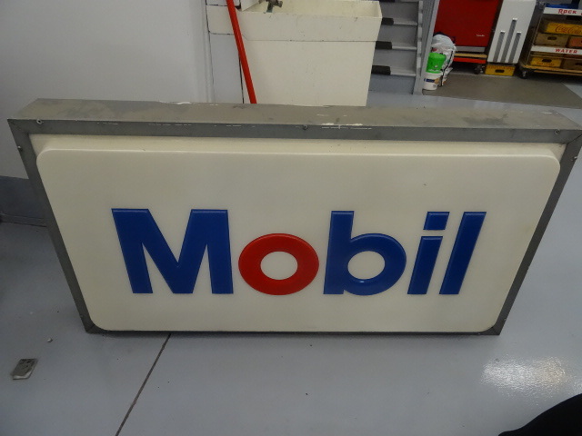 lot 33 image: Lighted Mobil sign. 56 x 30 x 6. Mi...