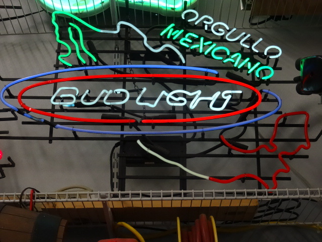lot 44 image: Bud Light Orgullo Mexicano Neon lig...