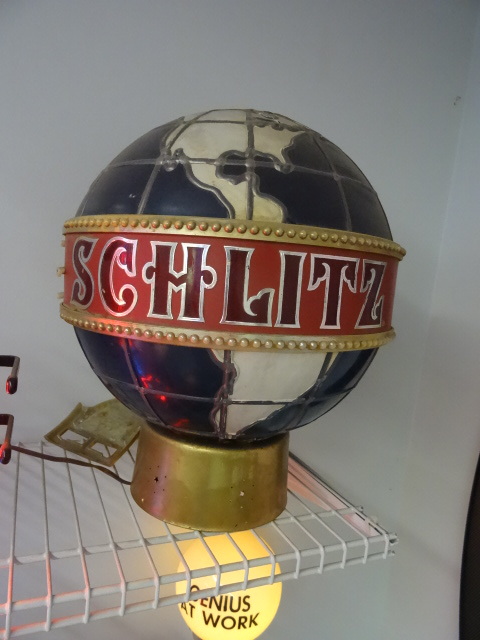 lot 48 image: Schlitz world lighted rotating sign...