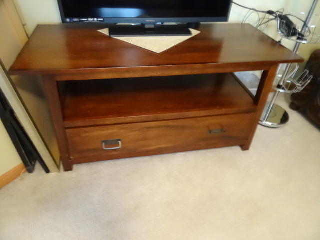 lot 77 image: Wood TV stand. 1 drawer on bottom. ...
