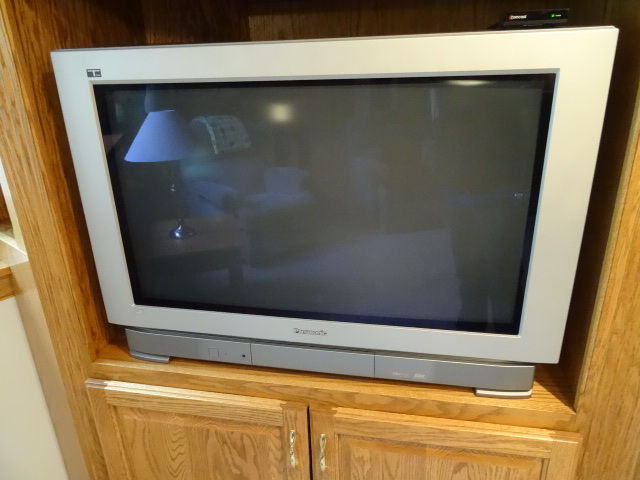 lot 87 image: Panasonic color TV. 35. Model CT-3...