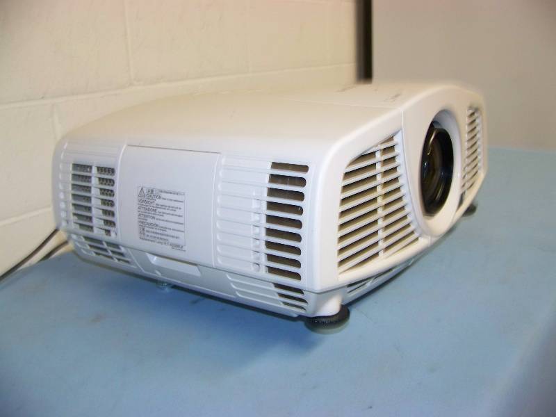 lot 13 image: Mitsubishi, XD3200U, DLP Projector with HDMI Input