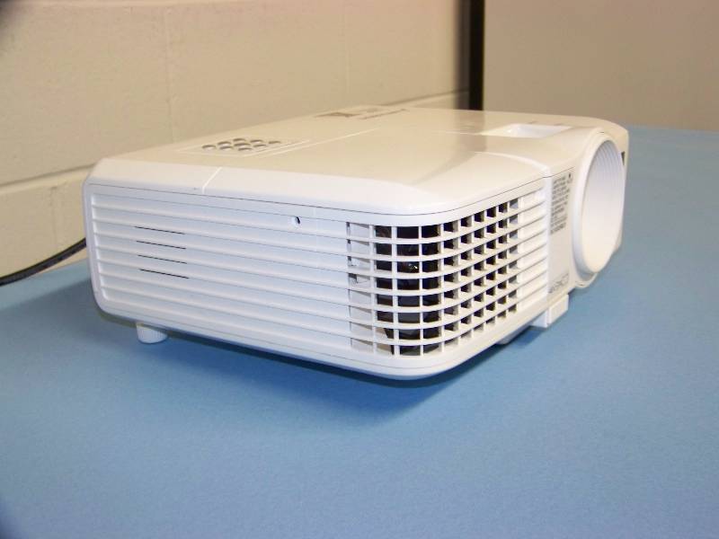 lot 14 image: Mitsubishi, EX240U, DLP Projector with HDMI Input