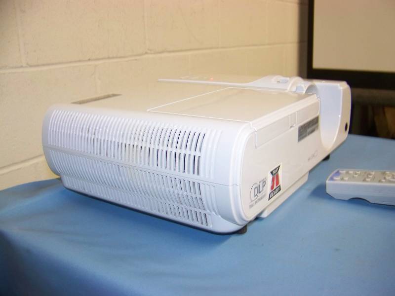 lot 16 image: Mitsubishi, XD221U, DLP Projector with Remote Control