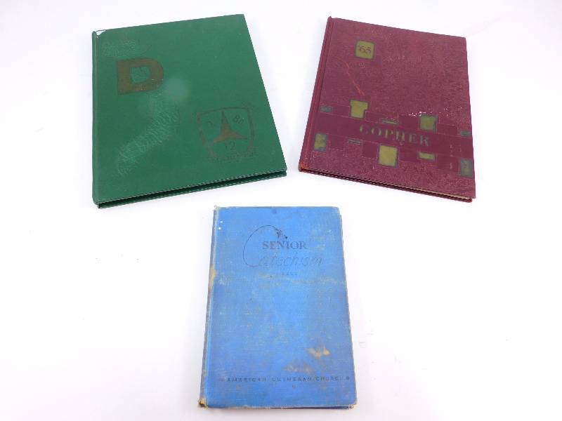 lot 27 image: 3 Vintage Books