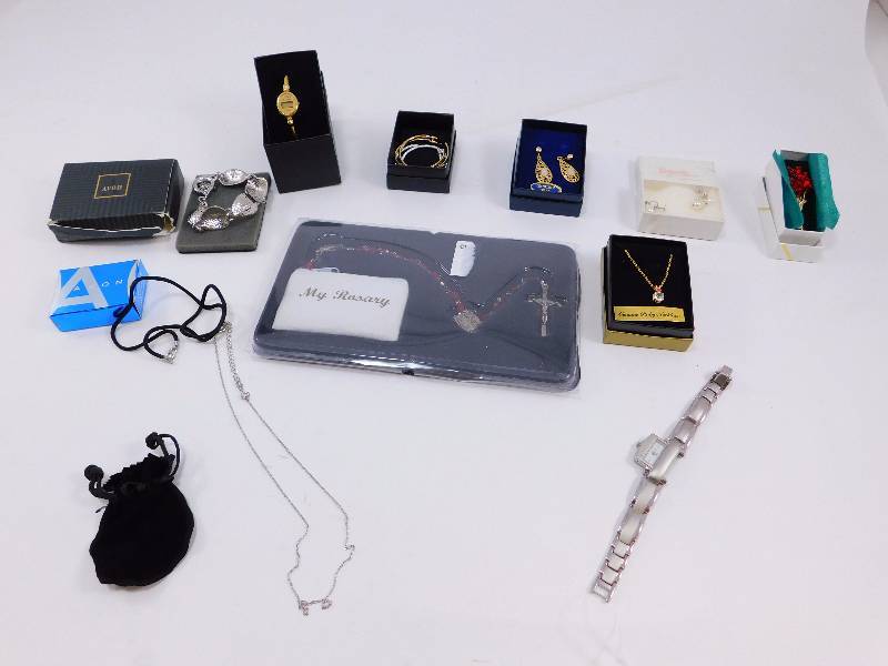 lot 45 image: Lot of Jewelry