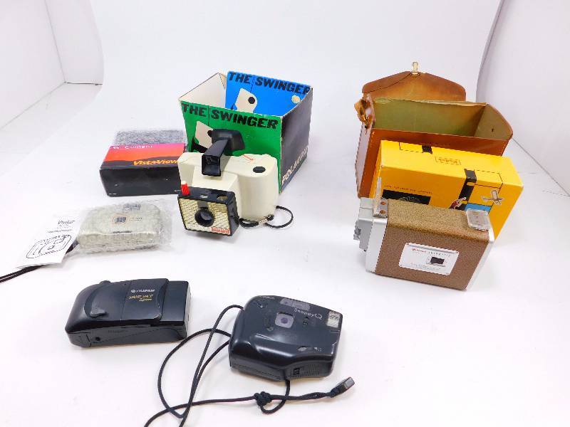 lot 54 image: Lot of Vintage Cameras