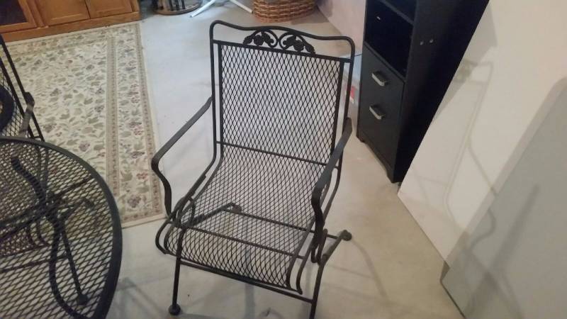 lot 1 image: Patio Set