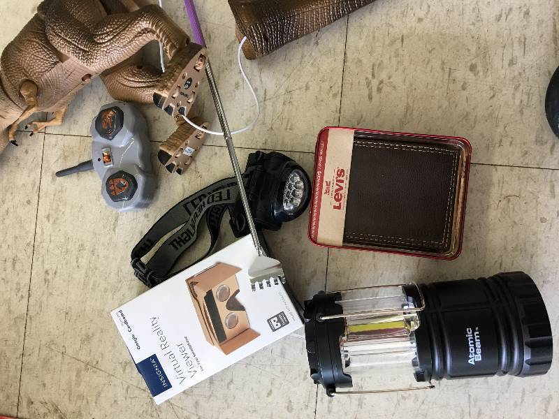 virtual reality viewer,flashlight,levis wallet,