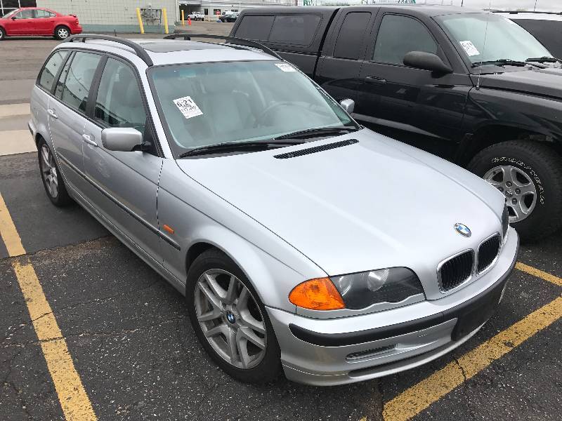 lot 19 image: 2000 BMW 323i