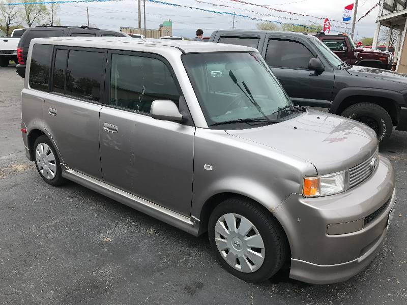 lot 26 image: 2006 Scion xB