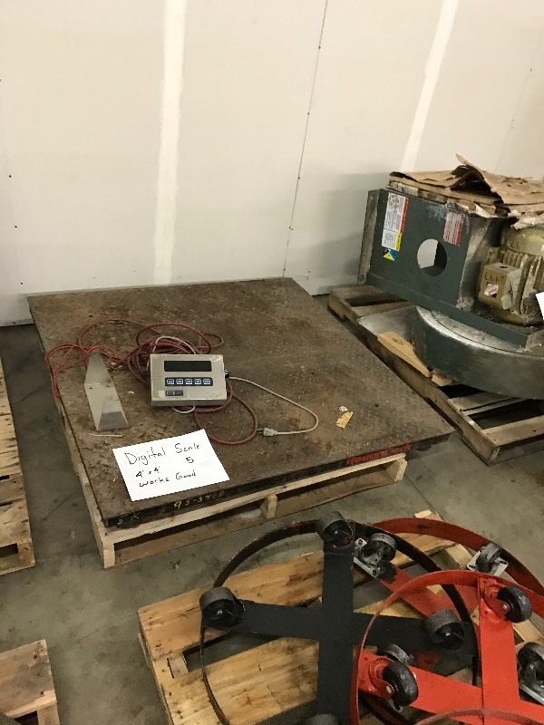 Floor scale with digital indicator