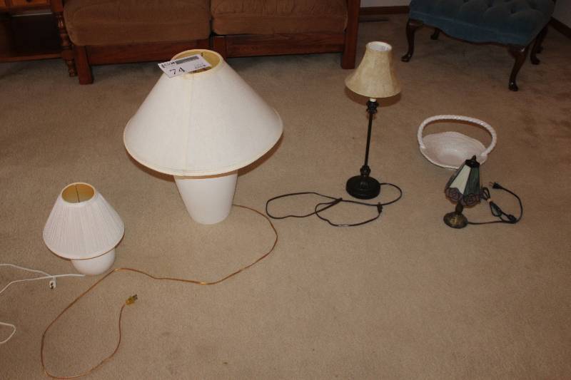 lot 74 image: Lot of (4) Table Lamps