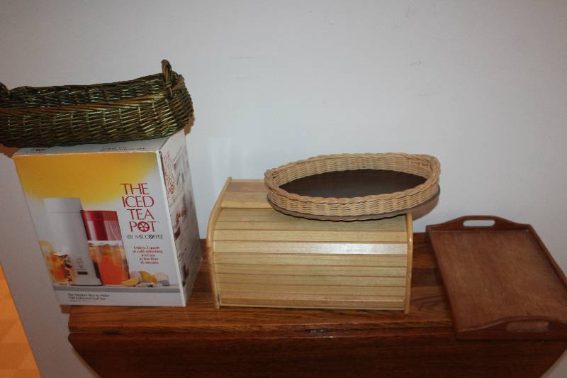 lot 78 image: Lot of (4) Housewares Includes 2-Serving Trays, Bread Box, Ice Tea