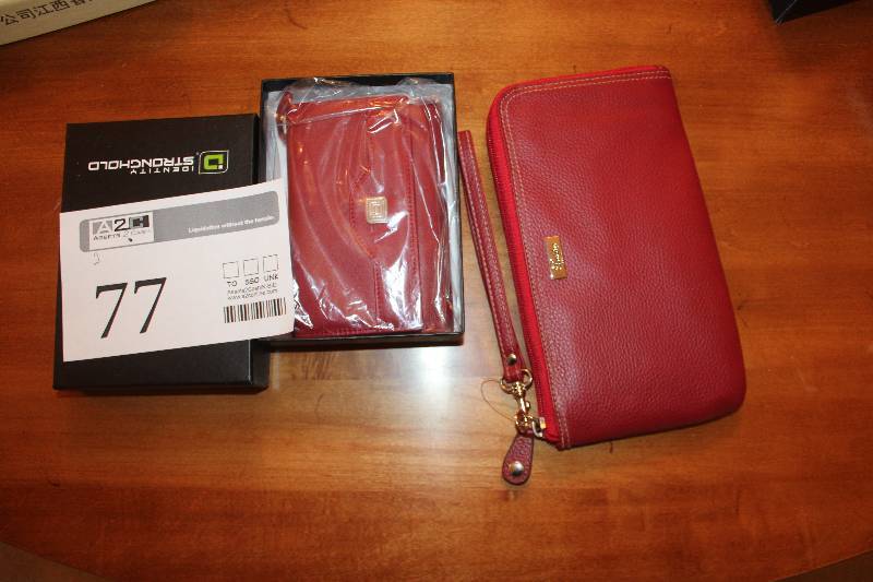 lot 77 image: Lot of (2) Women Clutch Purse
