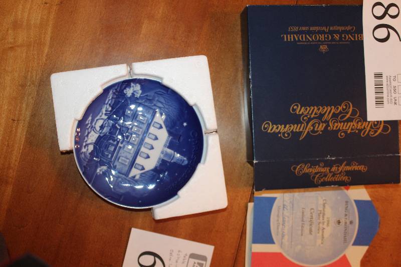 lot 86 image: 1986 Bing & Grondahl Christmas In America Collectors Plate w Certificate, Original Packaging