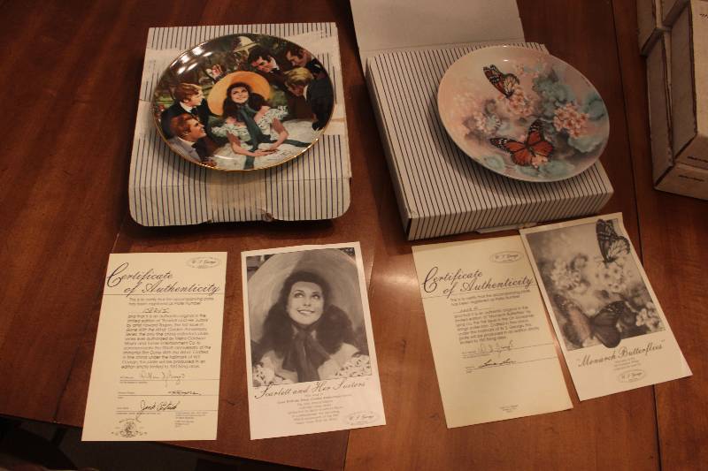 lot 85 image: Lot of (2) Collectors Plates w Certificates, Memorabilia, Original Packaging