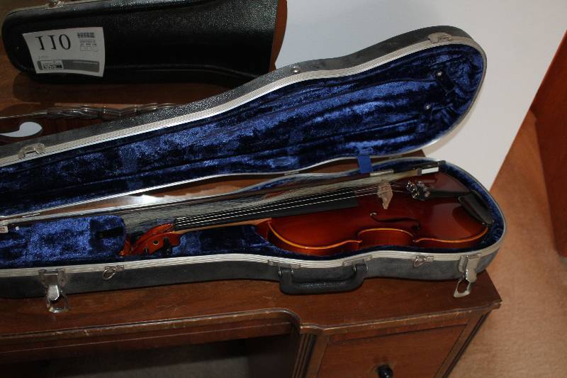 lot 110 image: Violin w Case
