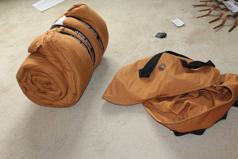 lot 103 image: Sleeping Bag w Carry Sleeve