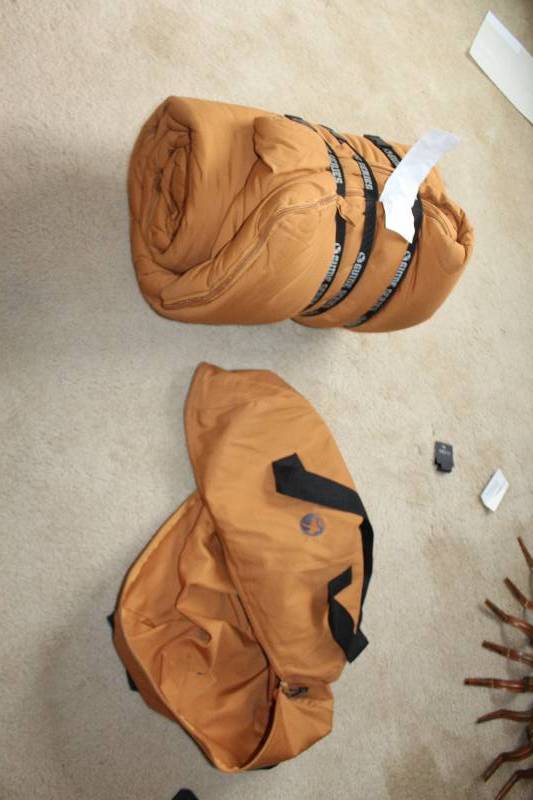 lot 102 image: Sleeping Bag w Carry Sleeve