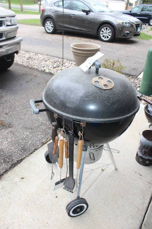 lot 115 image: Kettle Charcoal Grill w Grill Tools