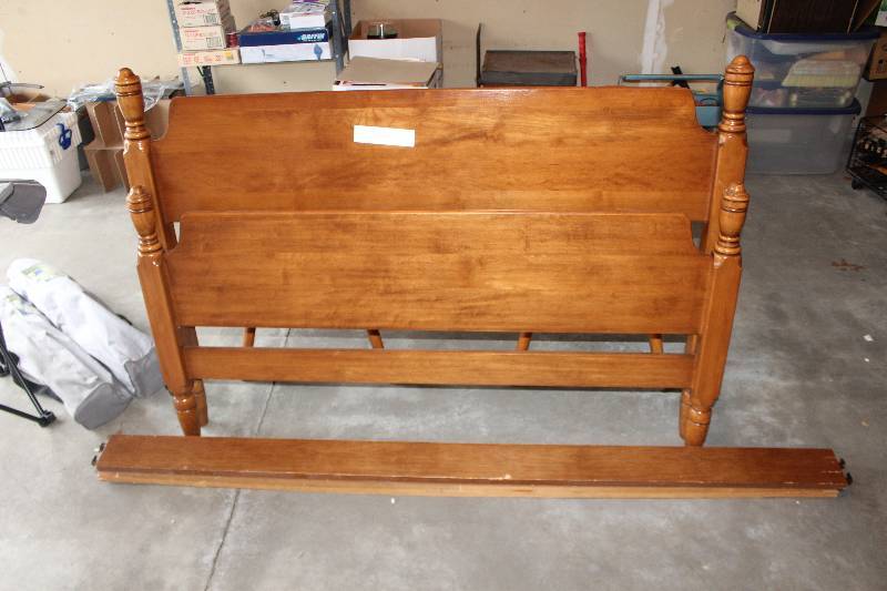 lot 124 image: Wood Full Bed Set