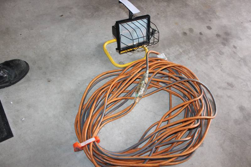 lot 127 image: 220V 3-Prong Extension Cord, Shop Light