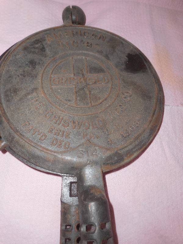 ANTIQUE GRISWALD WAFFLE  IRON